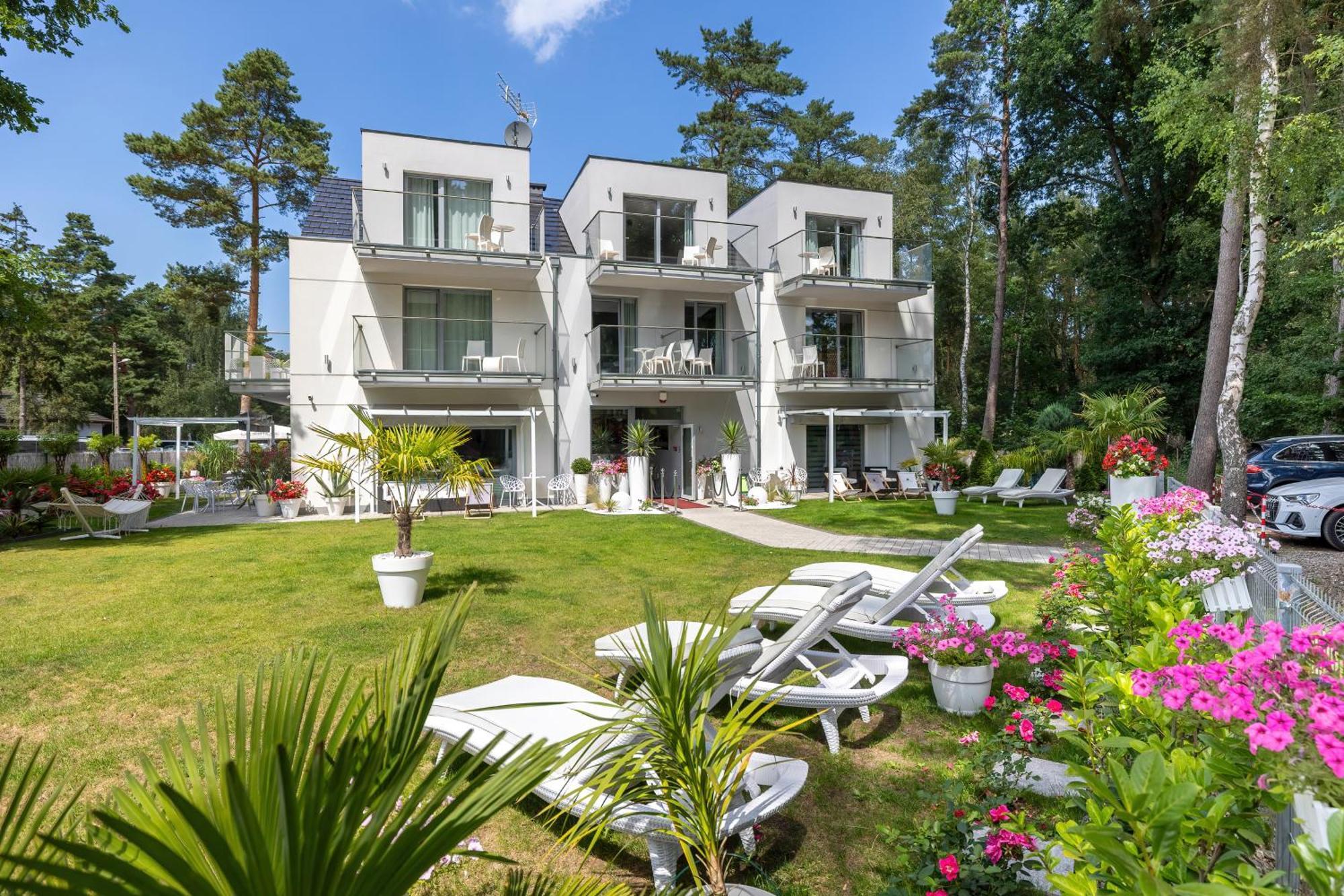 Majestique Hotell Pobierowo Exteriör bild