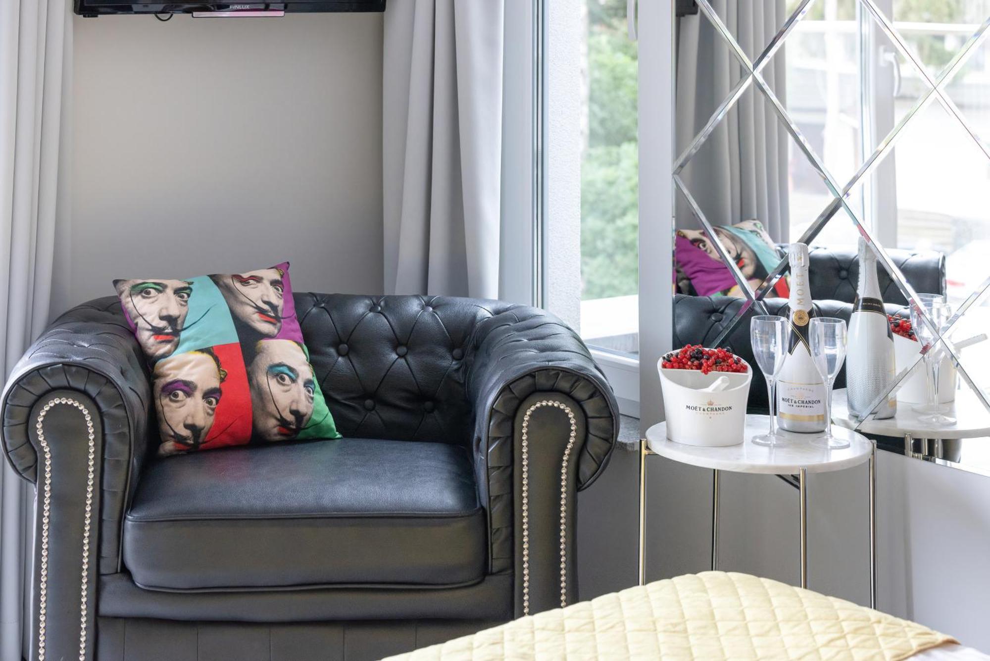 Majestique Hotell Pobierowo Exteriör bild