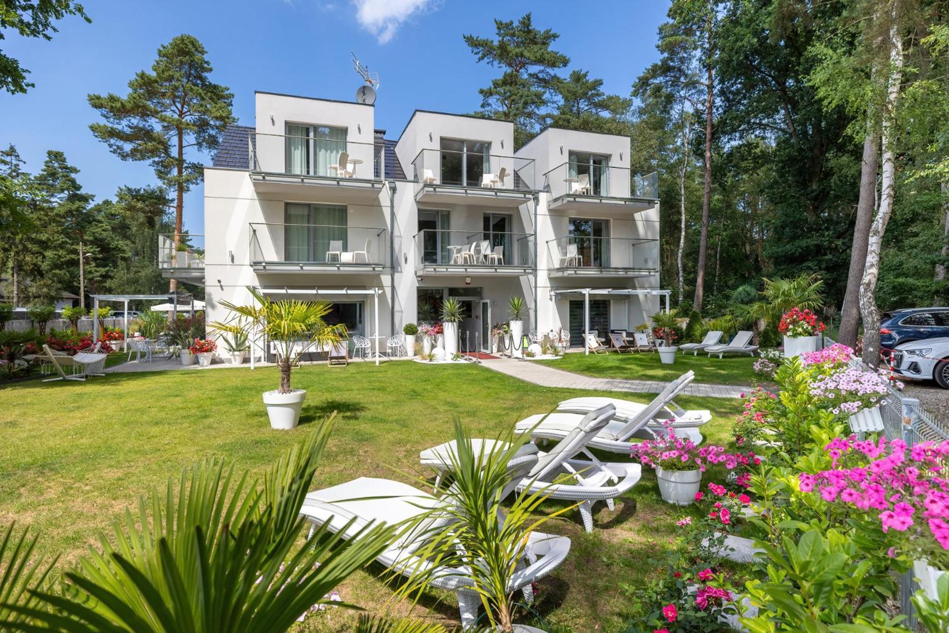 Majestique Hotell Pobierowo Exteriör bild