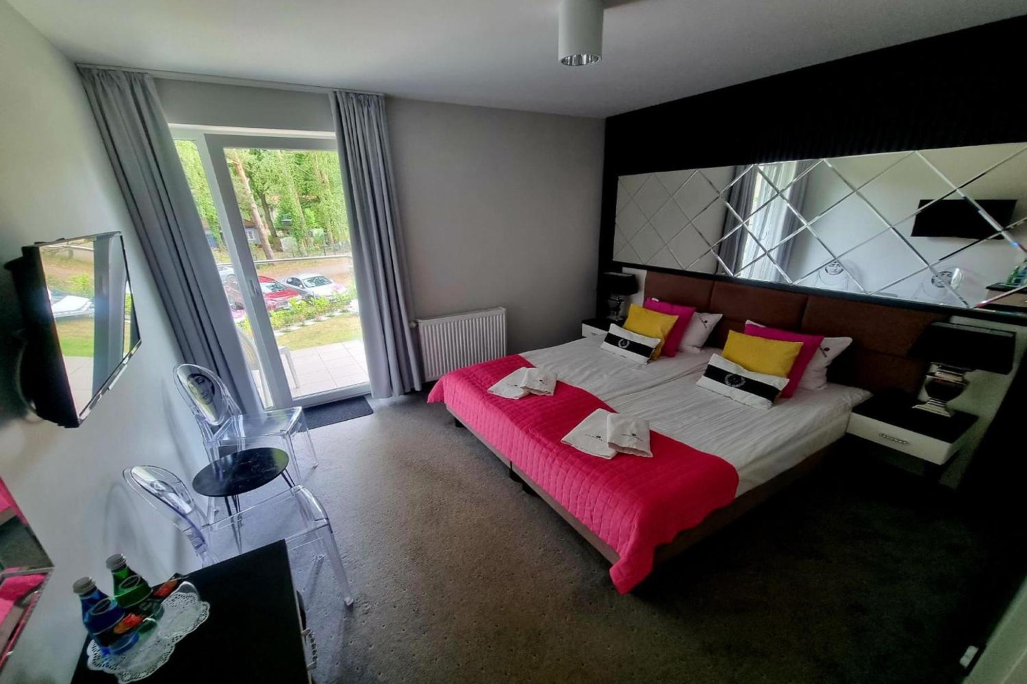 Majestique Hotell Pobierowo Exteriör bild