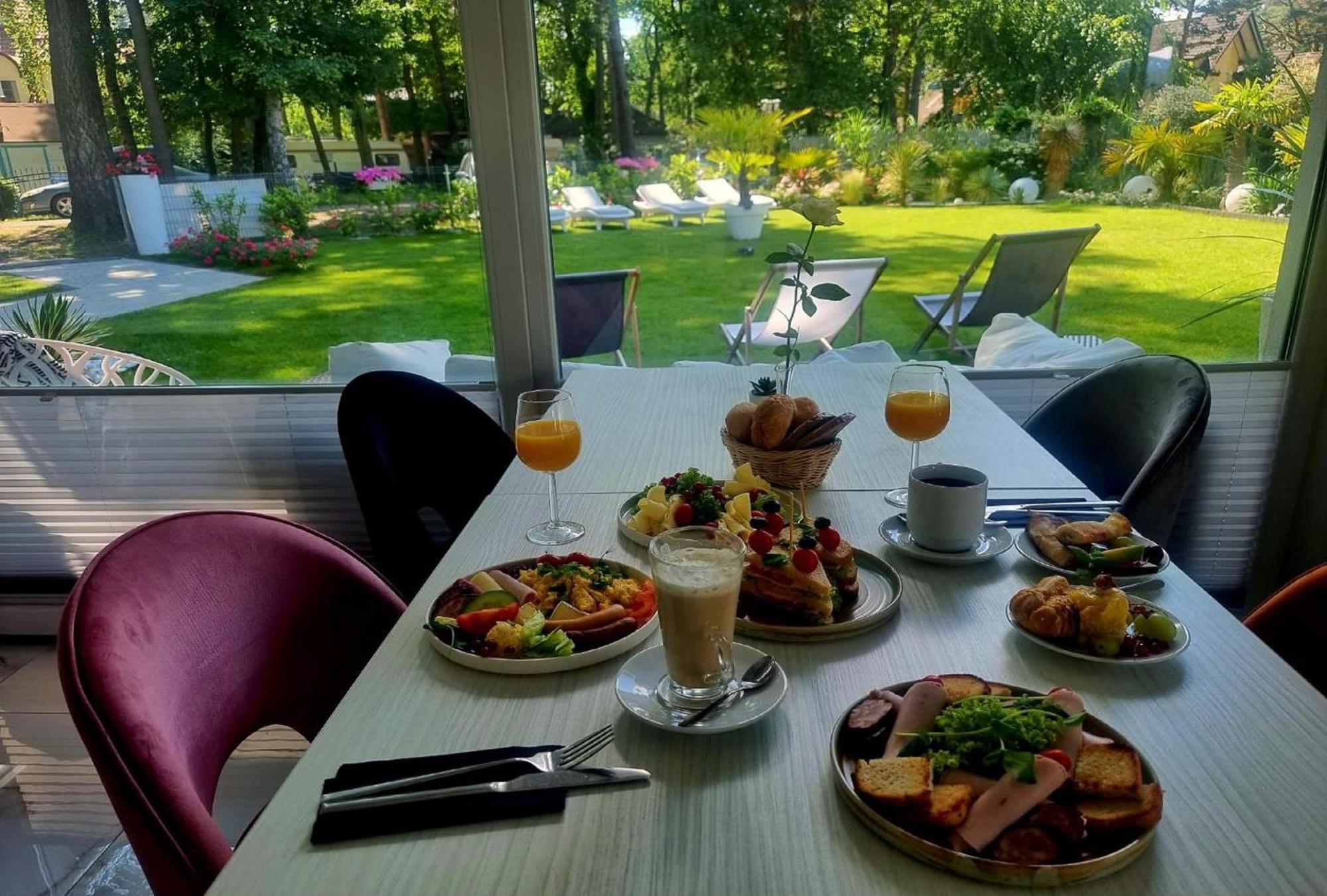 Majestique Hotell Pobierowo Exteriör bild